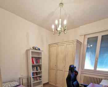 单房出租450有两个洗手间只供3人使用，只租女生。离市中心坐有轨电车只需15分钟在talenti方向。去大型超市也只需一个站里面有邮局，药店，干洗店，和大型电器店，还有服装店鞋店。