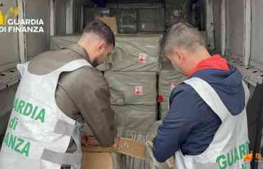 那不勒斯税警在车里查到5千瓶假香水，后面还有更大的华人仓库