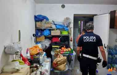 打通墙壁连住宅！博尔戈里克华人服装厂被查，14人挤一屋含3名未成年
