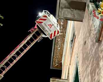 米兰离谱一幕：陌生人住进别人家，警察从阳台进屋被打！