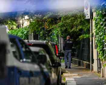 21岁女孩米兰街头被抢，项链当场被扯走