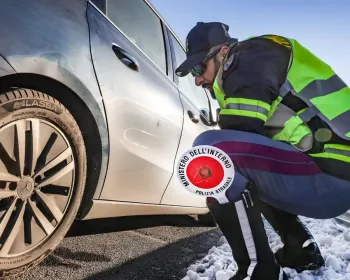 “这轮胎是夏胎！”佛罗伦萨高速严查，没带防滑链当场处理