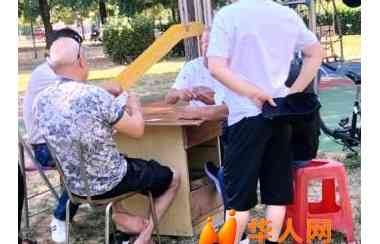 ♠️普拉托16名中国人在公园消暑打牌每人罚100，卖水的罚5000！