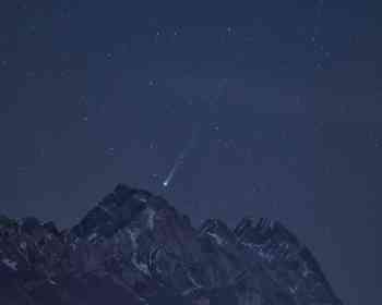 万年一遇的浪漫！C/2025 R3彗星现身意大利Dolomiti雪山，错过再等一辈子