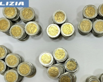 男子超市用2欧元硬币结账，收银员一看报警：560欧元全是假币