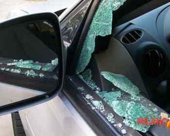 拿着小锤子一路砸，米兰深夜再现疯狂毁车案！