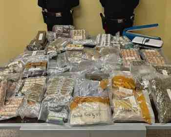 喉咙都哽住了！消防员破门救水灾，直接撞见毒品仓库