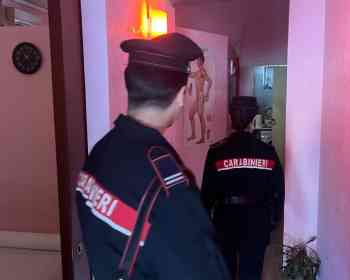 线上卖货线下“卖肉”？那不勒斯警方识破虚假广告，突击查封色情窝点
