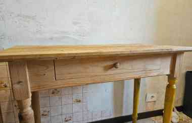 一张实木带抽屉桌子50×100，高80，30欧元