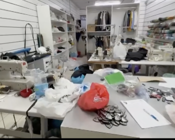 得不偿失！米兰华人街服装修改铺帮老黑踩商标被查