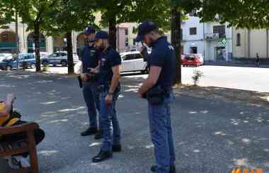 普拉托警察连夜排查40人，一名“砸店惯犯”被直接遣返