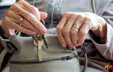 爱情还是算计？意大利76岁老太婆再婚被控掏空丈夫家产