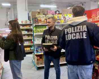 博洛尼亚华人商铺被查，中文标签和过期问题引发处罚