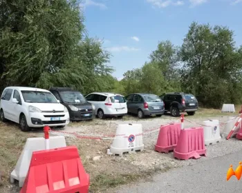 私人土地也敢占？意大利一机场附近整顿乱停乱放，直接上锁挂链！