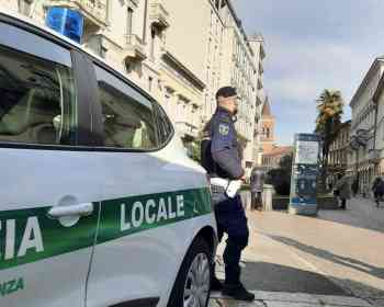 🚴米兰8岁小孩自行车道撞上违停卡车被罚，他父亲不肯了......