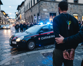 8起武装抢劫、10年隐姓埋名！这名摩洛哥通缉犯终于在普拉托街头栽了！