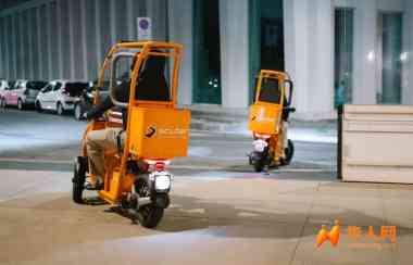 不用戴头盔 米兰推出三轮共享电摩