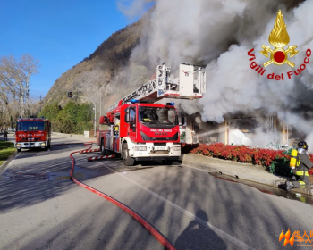 这一场火不仅烧了楼，还把交通整得一团乱。因为救援车辆占据道路，当地省道被临时封