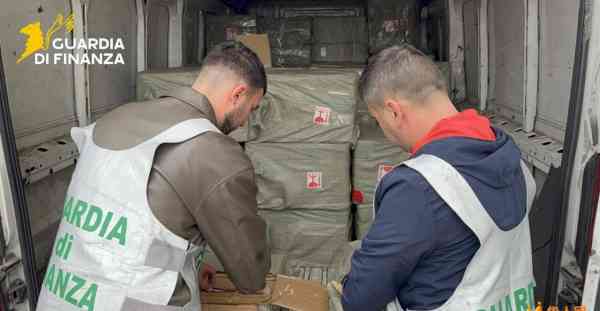 那不勒斯税警在车里查到5千瓶假香水，后面还有更大的华人仓库