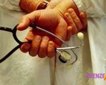 楼里天天有人进出，Campi警方顺藤摸瓜揪出华人“假医生”