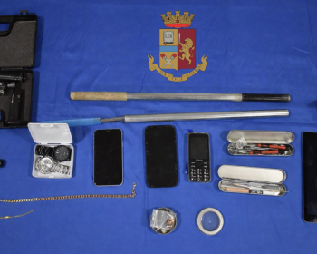 跟踪两小时锁定窝点！普拉托抓获华人“军火商”，家中搜出多支改装枪