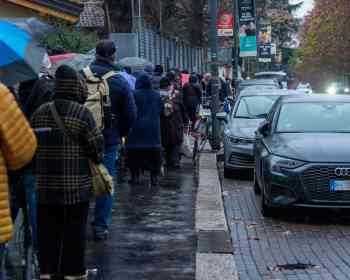 米兰圣诞节街头一幕：400多人寒风中排队，只为一袋吃的！