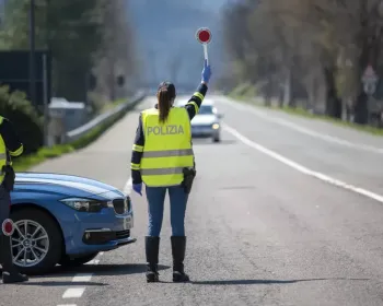 罚单堆成山还照开不误，意大利60岁司机刷新认知
