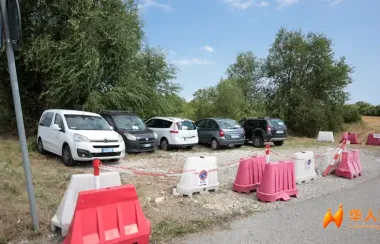 私人土地也敢占？意大利一机场附近整顿乱停乱放，直接上锁挂链！