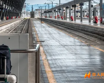 铁轨上摆石头差点酿祸，博洛尼亚20岁男子被当场逮捕