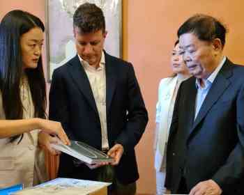 中国玻璃大王空降意大利！80岁曹德旺签下重磅跨国合作，要在福州建顶级歌剧院