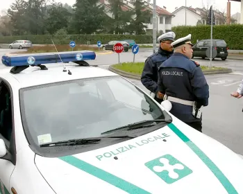 从没考过驾照还敢逃跑，54岁华人司机被重罚5100欧元