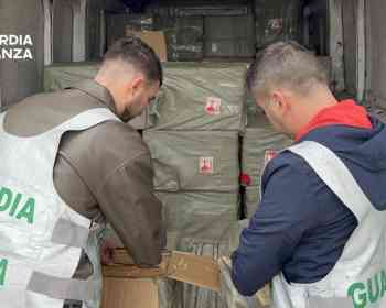 那不勒斯税警在车里查到5千瓶假香水，后面还有更大的华人仓库