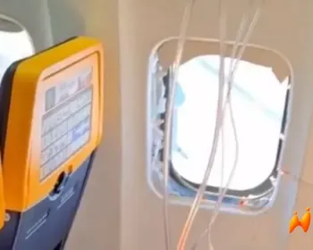 万米高空惊魂！瑞安航空客机窗户空中脱落，乘客险被吸出机外靠妻子死死拽回