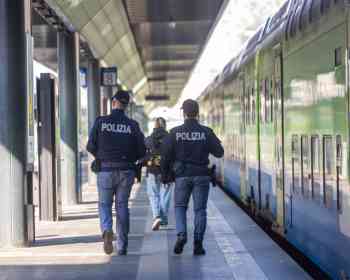 米兰机场快线出手即被抓，1万欧元名包失而复得