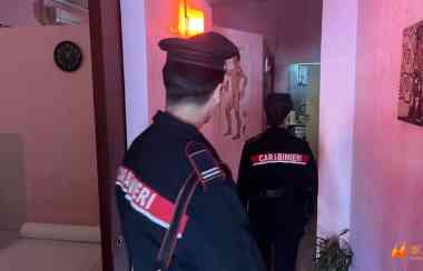线上卖货线下“卖肉”？那不勒斯警方识破虚假广告，突击查封色情窝点