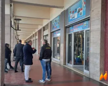 又被砸了！阿斯蒂华人裁缝店接连遭袭，疑遭团伙盯上