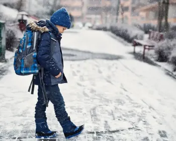 车票失效被请下公交，多洛米蒂11岁学生雪中独行6公里回家