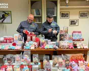 少一颗牙露馅，卢卡4家店被查出235个假Labubu