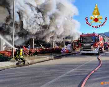 瓦雷泽华人百货店起火！整栋楼被烧、20人无家可归！