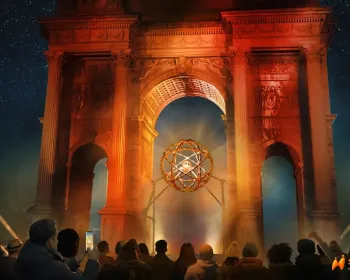 冬奥会期间米兰“九头马”变身夜晚打卡点，整点都有火焰表演