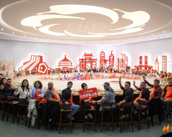 从毛肚起源到“李氏辣度” 华媒侨领走进重庆德庄火锅博物馆