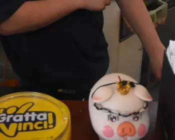 车窗被砸当场追人，雷焦华人兄弟与窃贼正面冲突