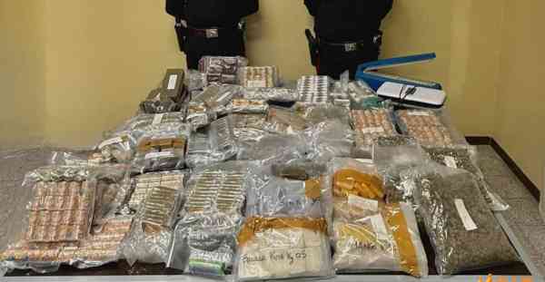 喉咙都哽住了！消防员破门救水灾，直接撞见毒品仓库