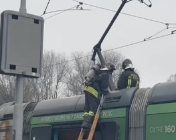 一声巨响后冒烟起火！米兰27路电车紧急停运