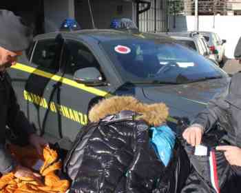 👮蒙扎税警节前严查市场，20万件问题商品被紧急扣押