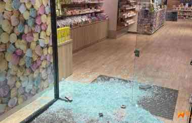 砸了这么多家，终于被抓了！普拉托“砸橱窗惯犯”落网！