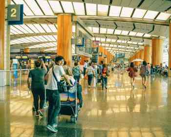 不坐船、不翻山！欧盟一年有45万持旅游签证进来的滞留者