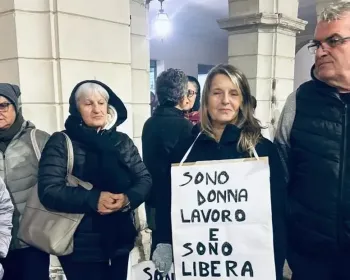 1.2万人小镇却有2800名移民！费拉拉居民寒夜上街怒喊：我们真的累了！