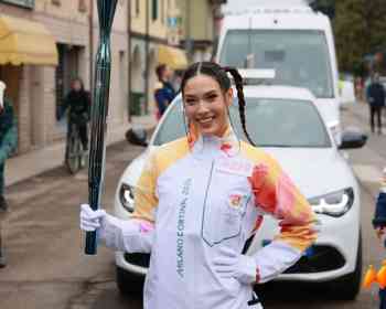 米兰冬奥会火炬传递19日在意大利伦巴第大区维罗纳继续进行，中