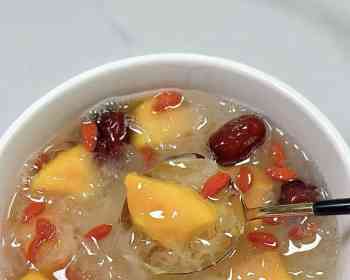 秋季是滋养的好季节，多喝些汤汤水水哈